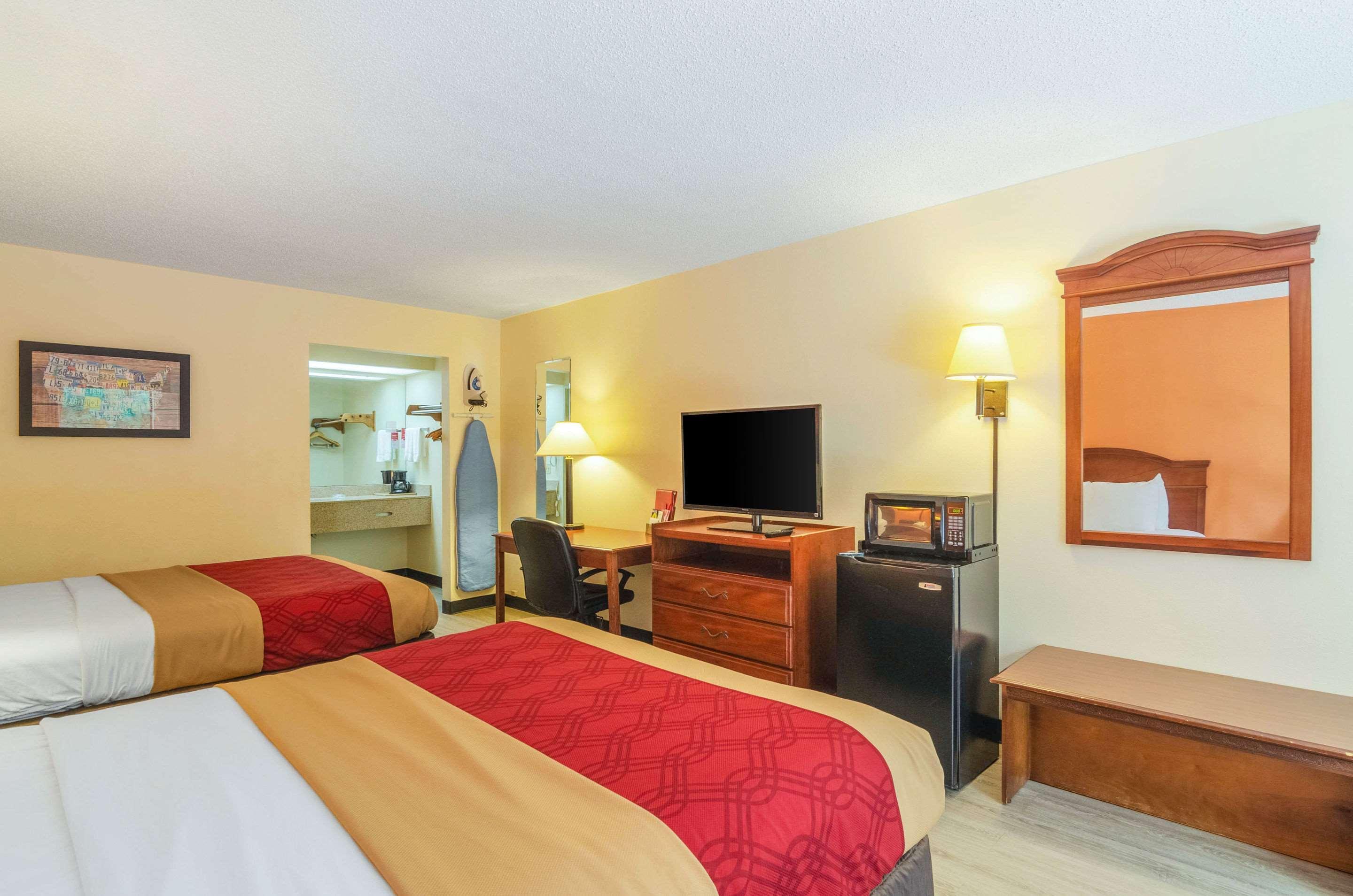 Econo Lodge Inn & Suites Gulfport Exterior photo