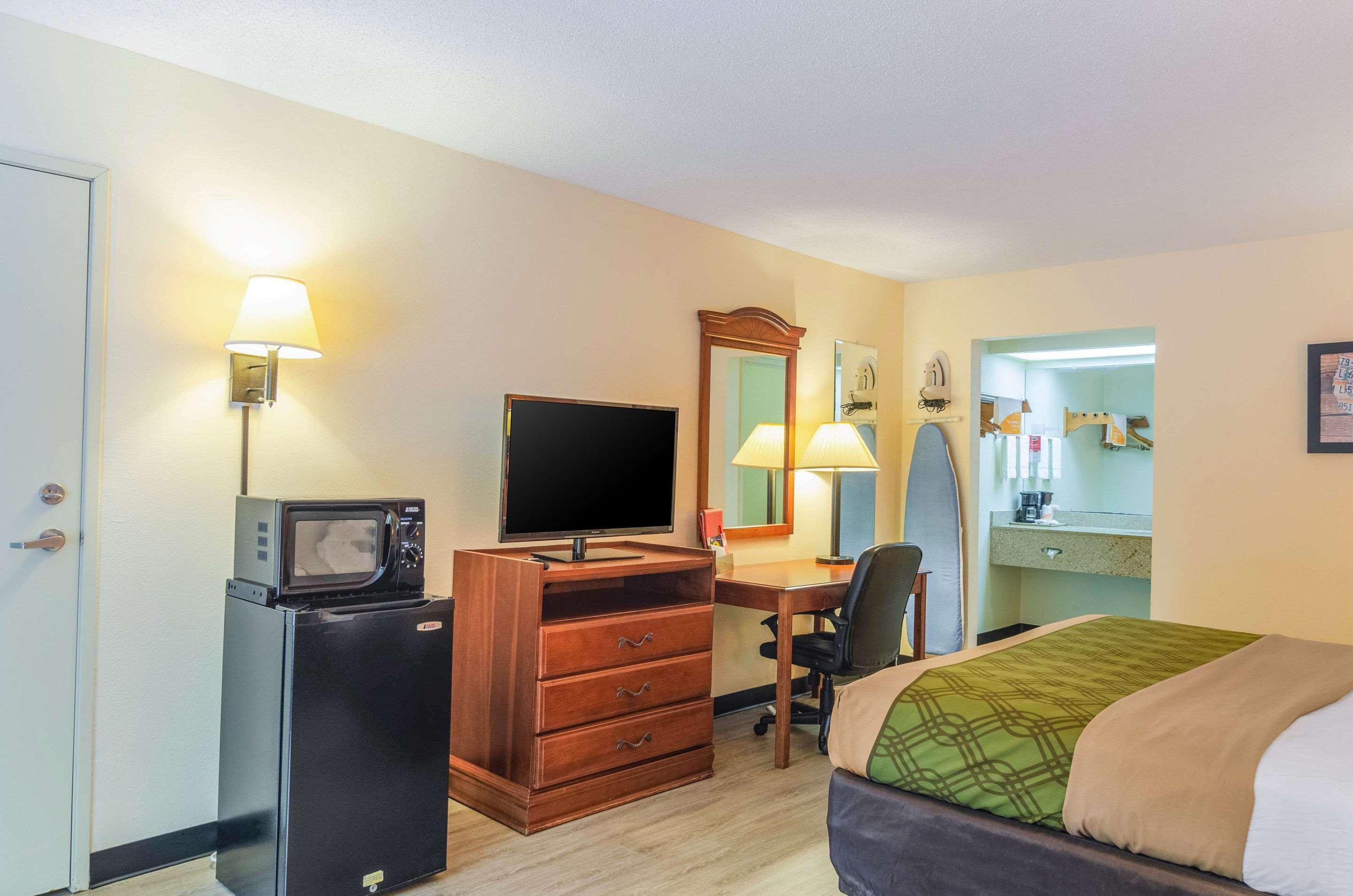 Econo Lodge Inn & Suites Gulfport Exterior photo